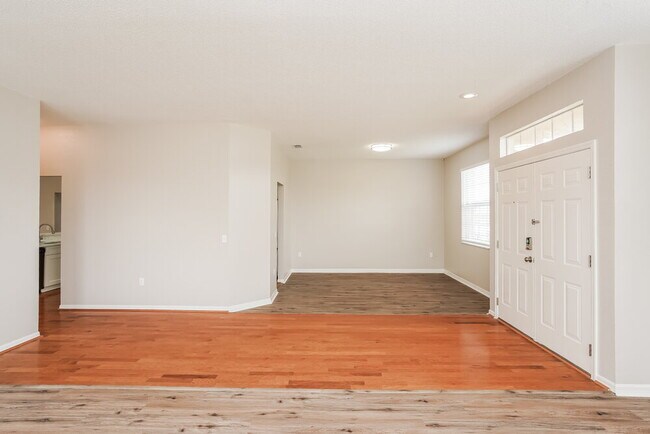 Foto del edificio - 7545 Jessamine Dr