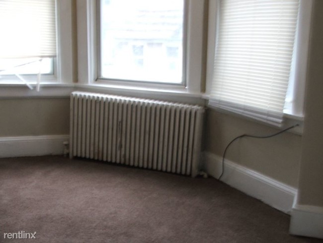 Building Photo - 3 br, 2 bath Townhome - 13 W 20th St
