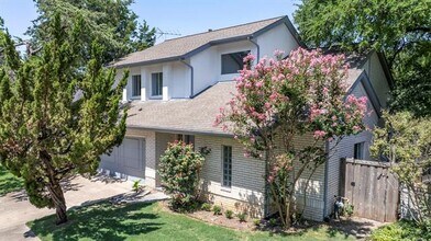 Building Photo - 8907 Club Creek Cir