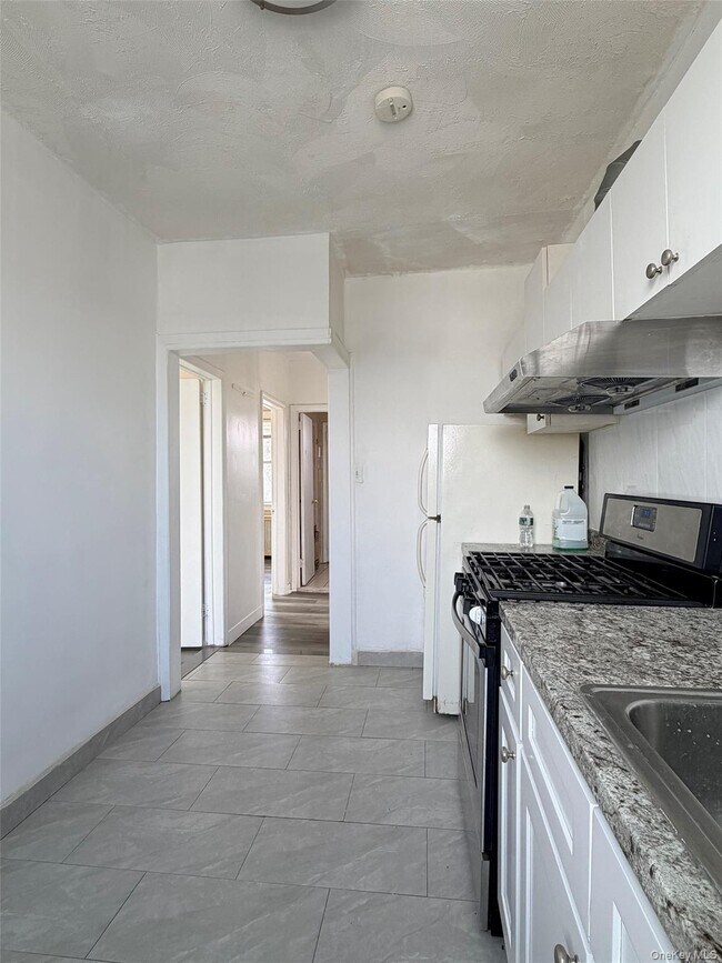 Foto del edificio - 46-28 Utopia Pkwy