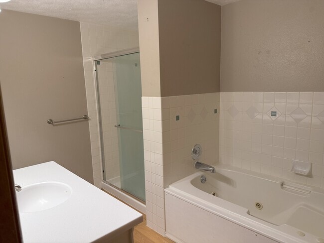 Building Photo - 3822 S Alder Dr