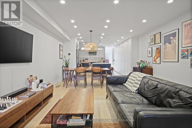 Photo du bâtiment - 852-852 St Clarens Ave