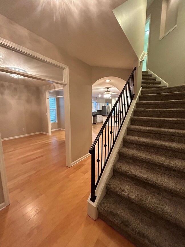 Foto del edificio - Large 3 bd 2.5 bath with all new paint! Fe...