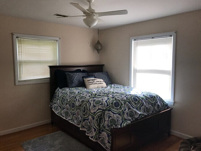 Building Photo - 1244 Camelot Dr
