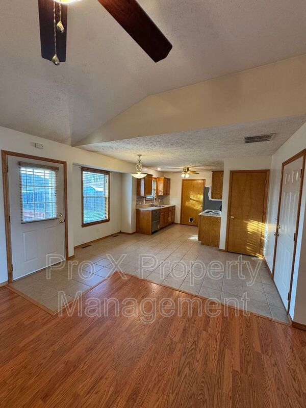 Foto del edificio - 841 S Hazelnut Ave