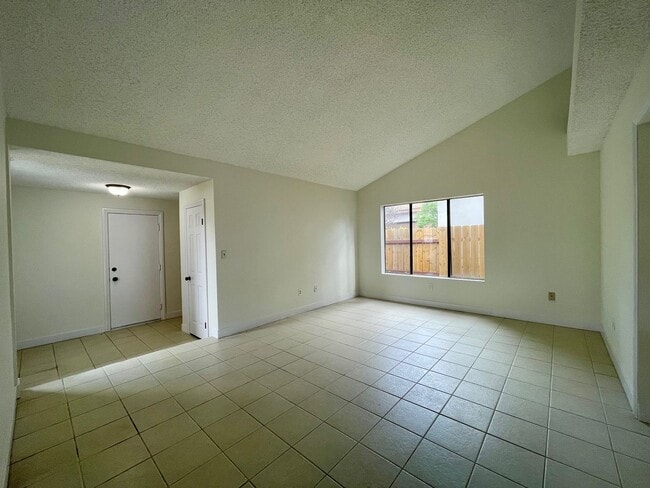 Building Photo - Cozy 3 Bedroom 2 Bathroom Home in El Cajon!
