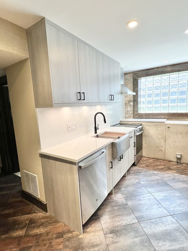 Building Photo - 1633 N Humboldt Blvd