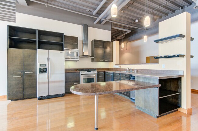 Foto del edificio - Luxury Gold Lofts! Bright Open Floor Plan with City Views-Secure Parking