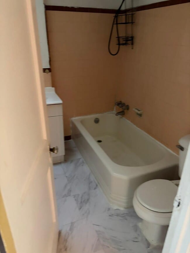Foto del edificio - 7137 Castor Ave