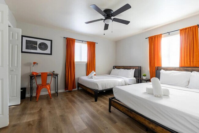 Foto del edificio - 6302 Manor Rd