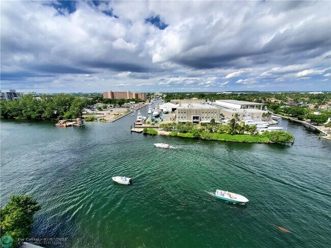 Foto del edificio - 1401 N Riverside Dr