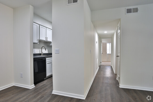 2BR, 1BA - 836SF - Hallway - Lynnwood