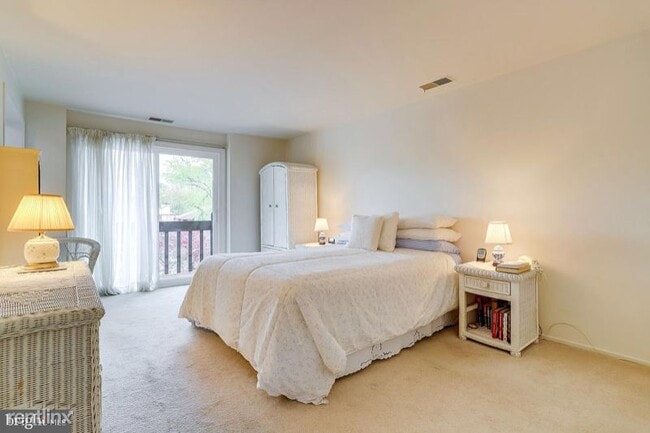 Building Photo - 4 br, 3.5 bath Townhome - 4460 Elan Ct