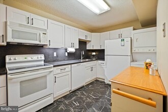 Building Photo - 15101 Interlachen Dr