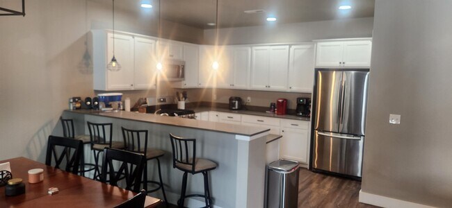 Foto del edificio - 2633 Park Creek Ave