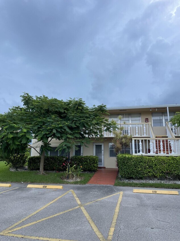 127 Berkshire F, West Palm Beach, FL 33417 Condo for Rent in West Palm Beach, FL