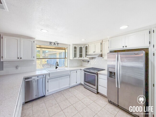 Building Photo - Charming 3BD/3BA Home in Ramona with Large Backyard, 2-Car Garage & In-Unit Laundry