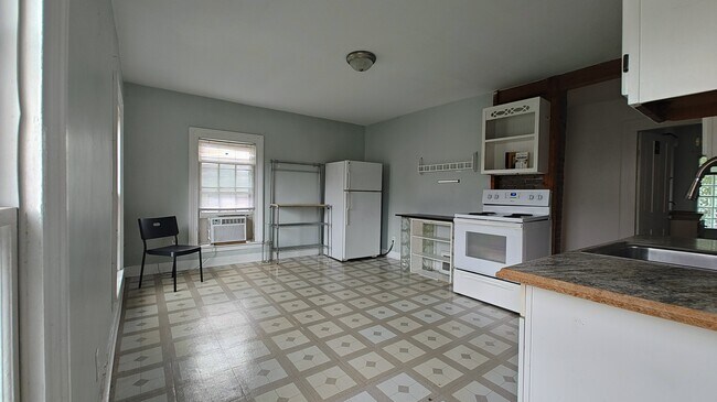 Kitchen/Dining Room - 706 W Kalamazoo Ave