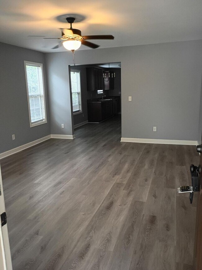 Foto del edificio - Beautiful Three Bedroom, Two Bathroom Sing...