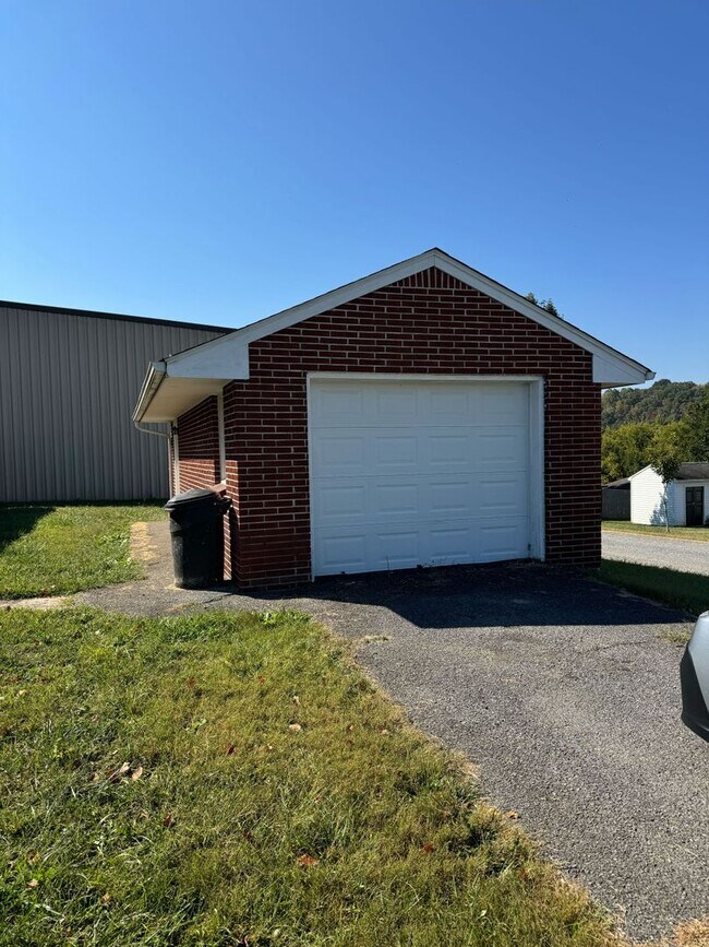 Foto del edificio - Updated Home with Parking in Radford
