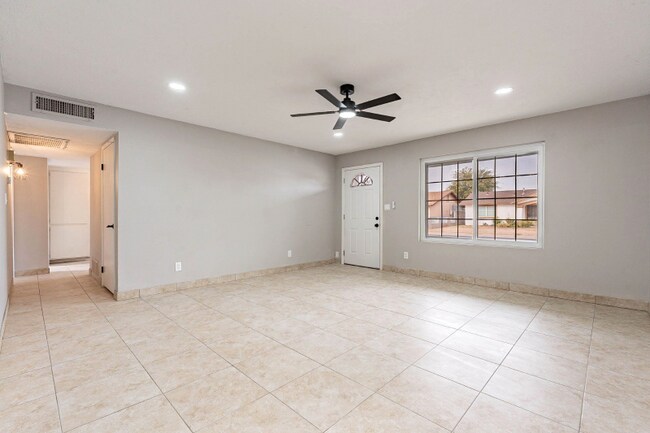 Building Photo - 8633 W Weldon Ave