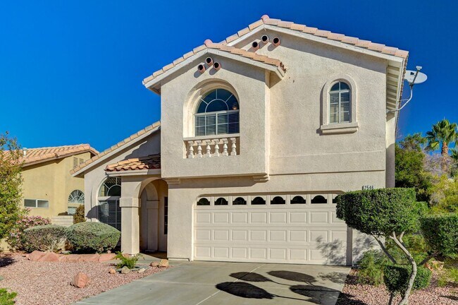 Foto del edificio - Tri-Level Home with Pool & Spa in Henderson, 89074