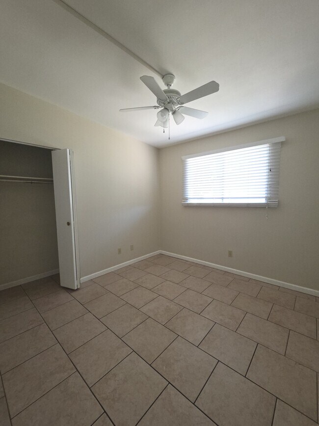 Building Photo - 1110 E Broadmor Dr