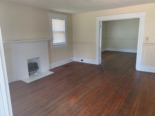 Photo - Charming 3 Bed / 1 Bath Available Fall 202... House
