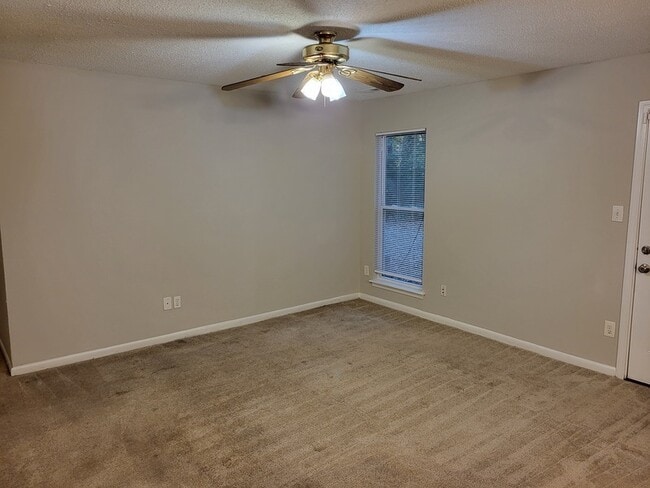 Foto del edificio - 6820 N Ridge Ct