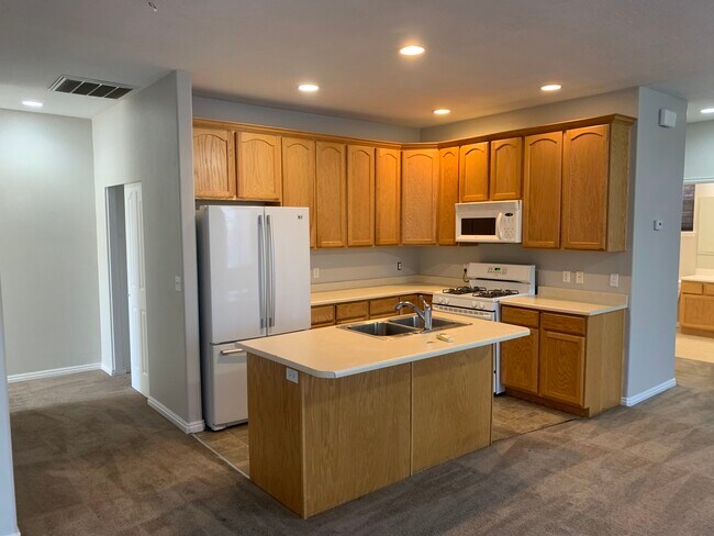 Building Photo - Spacious Townhome in West Valleyl!
