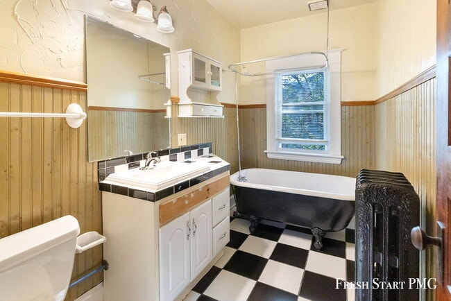 Foto del edificio - Spacious 3-Bedroom Haven with Sunroom & Wa...