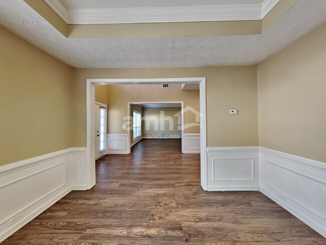 Building Photo - 2900 School Side Way