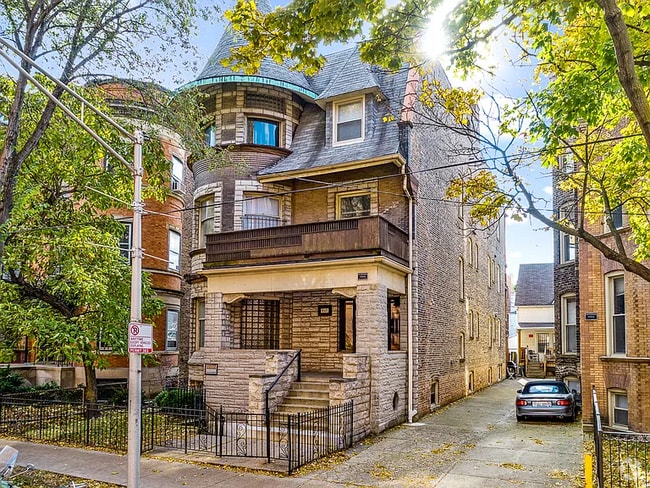 Building Photo - 851 W Wellington Ave
