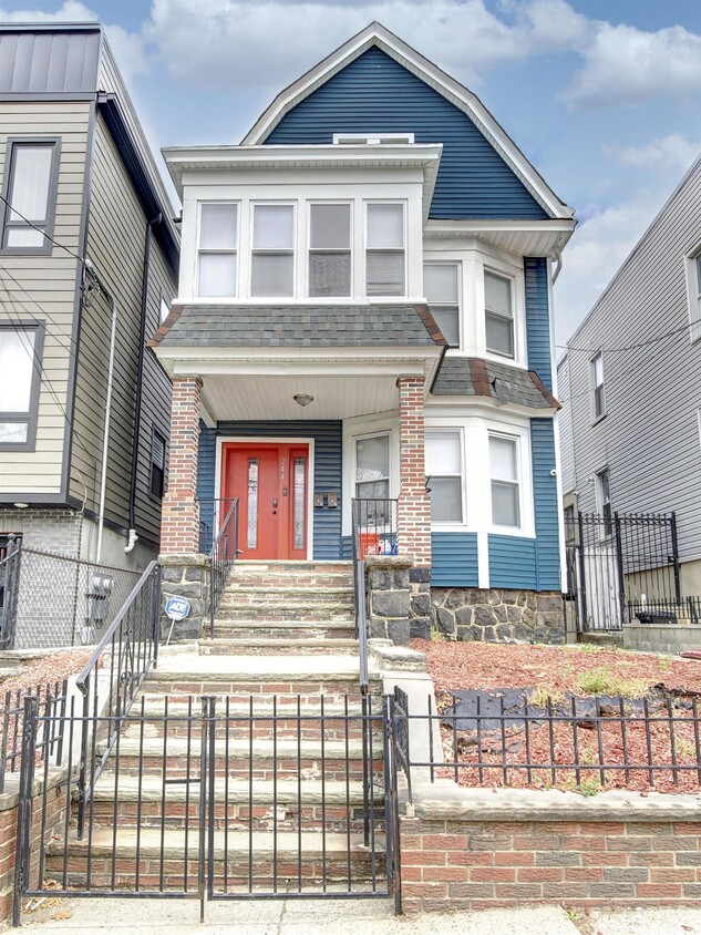 Primary Photo - 244 Clinton Ave