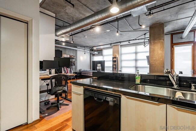 Building Photo - 877 Island Ave