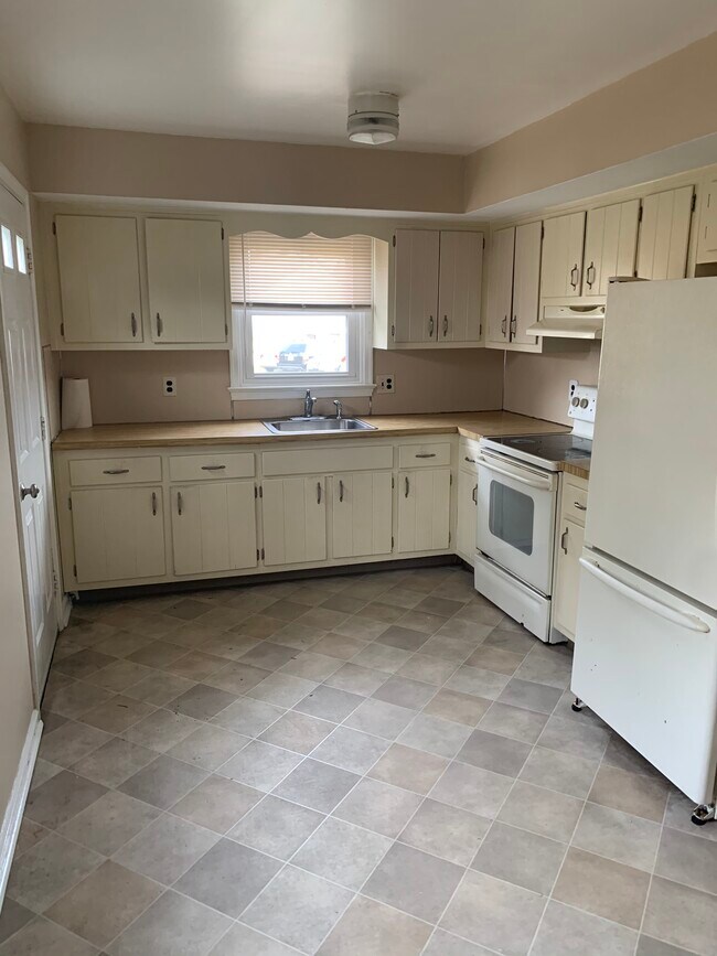 kitchen - 402 Gilpin Rd
