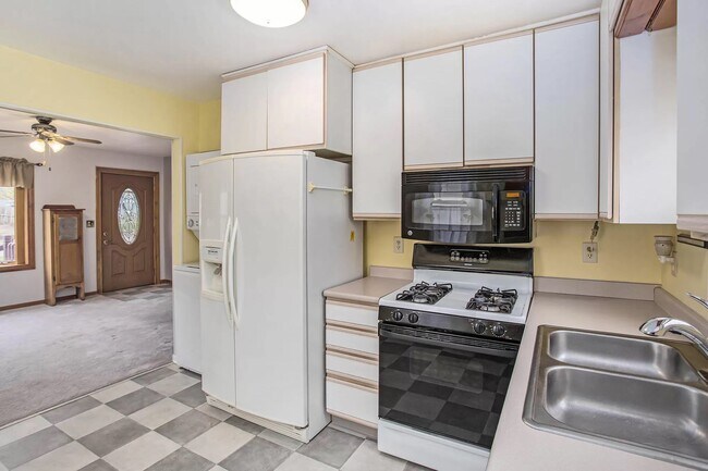 Building Photo - 244 Woodlawn Ave N