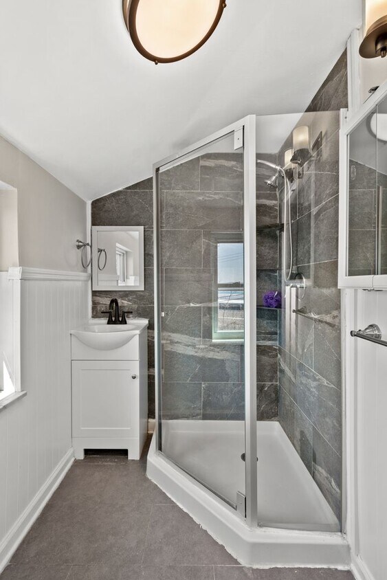 MOVE IN SPECIAL! SCORE HALF OFF 1ST MONTH'... - Gorgeous 3 bedroom home in North Versaille...