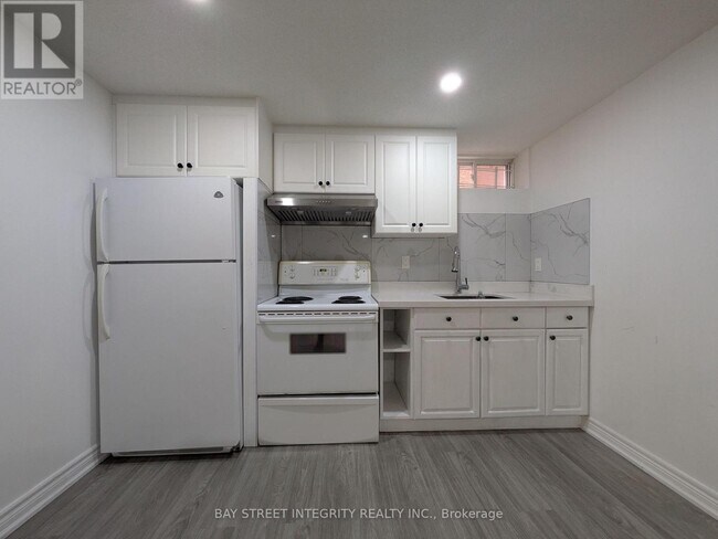 Building Photo - LOWER 37 SANDHAM CRESCENT