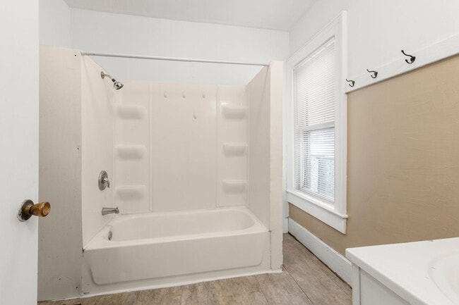 Foto del edificio - 117 W Division St