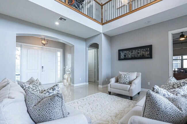 Foto del edificio - 8950 Lakeview Pl
