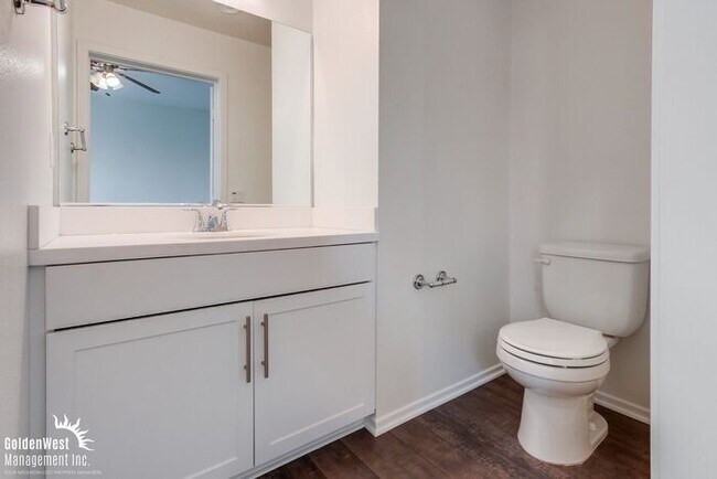 Building Photo - Stylish 3Bdm 3Ba Townhome with Chef’s Kitc...