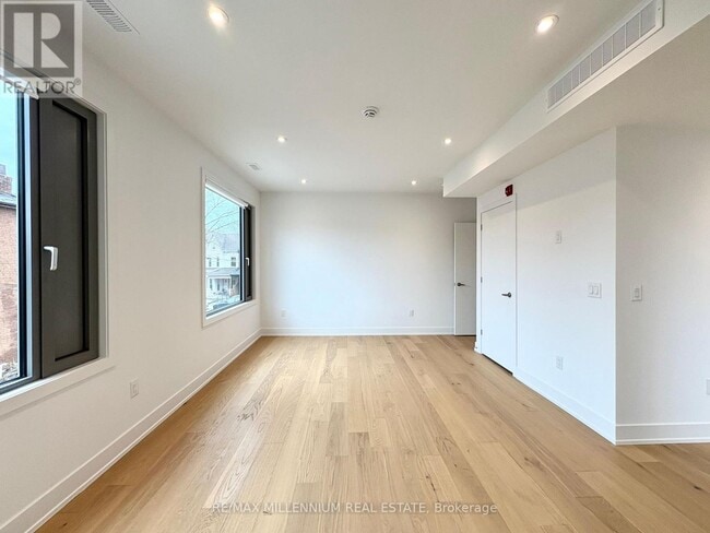 Building Photo - 155 Dovercourt Rd