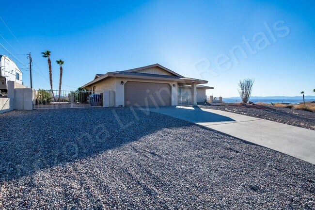 Building Photo - POOL HOME WITH LAKE VIEWS