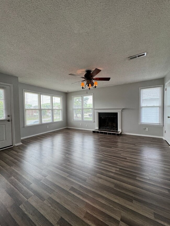 Foto del edificio - Move In Special: 1/2 Off 1st Month's Rent!!