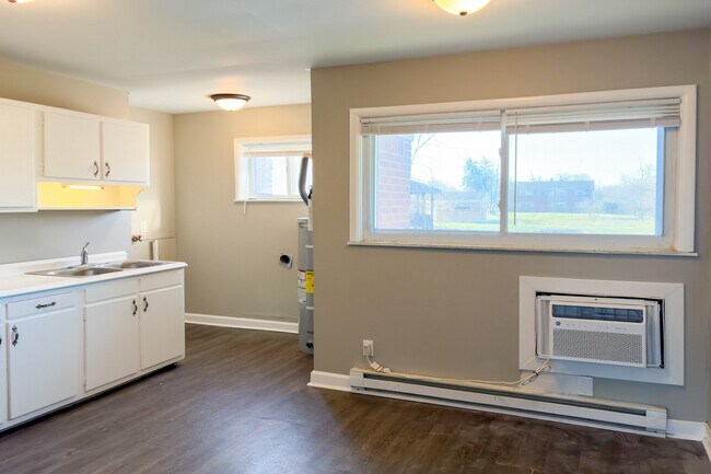 Building Photo - 5905 Devington Rd