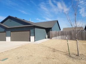 Building Photo - 2334 E Cheyenne Ct