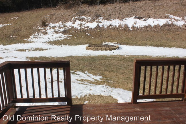 Building Photo - 527 Pointe Dr