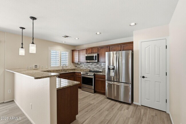 Building Photo - 1006 S Deerfield Ln