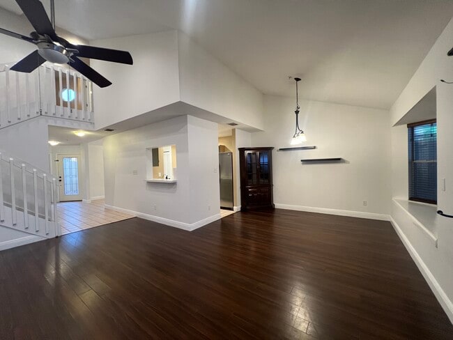 Building Photo - 755 Cove Way